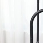 DASCK – Perchero de Pie Doble con Estante, 110 cm, Metálico – Negro - Imagen 7